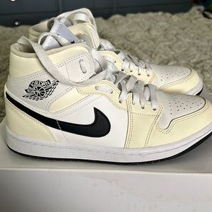 Air Jordan 1 mid Coconut milk/Black size 7